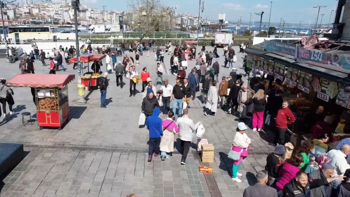 Eminönü’nde Ramazan Bayramı öncesi alışveriş hareketliliği