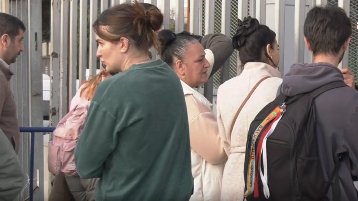 İstanbul Adliyesi Önünde Annelerin Endişeli Bekleyişi